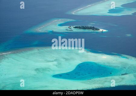 Incredibile vista degli occhi degli uccelli nelle Maldive dall'aereo o dal drone. Resort di lusso hotel Water Villas bungalow. Vacanze estive vacanza paesaggio destinazione Foto Stock