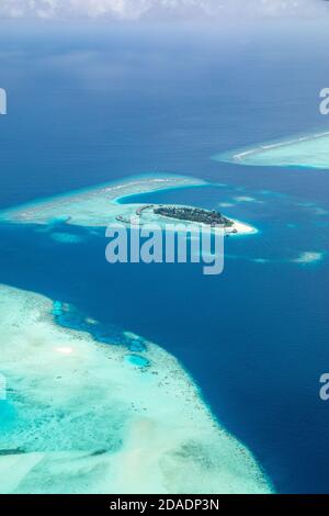 Incredibile vista degli occhi degli uccelli nelle Maldive dall'aereo o dal drone. Resort di lusso hotel Water Villas bungalow. Vacanze estive vacanza paesaggio destinazione Foto Stock