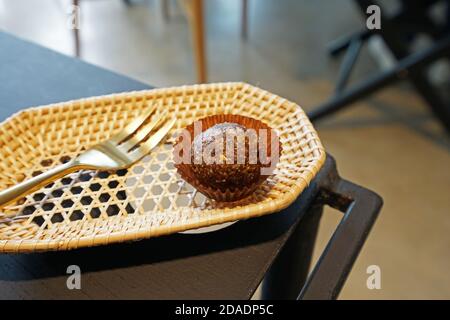 Primo piano non cuocere la palla di potere energetico della proteina di cacao del cioccolato nella piastra del cestello Foto Stock