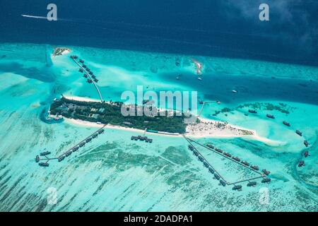 Incredibile vista degli occhi degli uccelli nelle Maldive dall'aereo o dal drone. Resort di lusso hotel Water Villas bungalow. Vacanze estive vacanza paesaggio destinazione Foto Stock