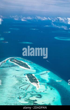 Incredibile vista degli occhi degli uccelli nelle Maldive dall'aereo o dal drone. Resort di lusso hotel Water Villas bungalow. Vacanze estive vacanza paesaggio destinazione Foto Stock