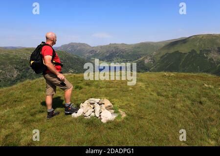 Walker alla cima cairn di High Hartsop Dodd Fell, Kirkstone pass, Lake District National Park, Cumbria, Inghilterra, Gran Bretagna High Hartsop Dodd Fell è uno Foto Stock