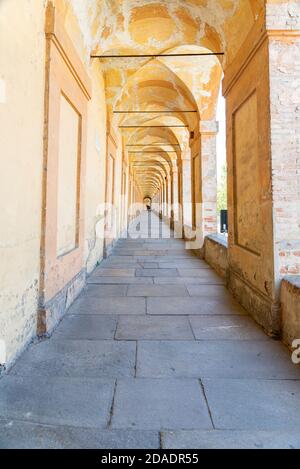 BOLOGNA, ITALIA - 11 novembre 2020: Il più lungo porticato del mondo, fino alla chiesa Santuario della Madonna di San Luca a Bologna con colonne sulla destra Foto Stock
