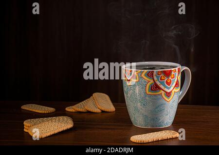 Tazza di tè con biscotti semplici. Foto Stock