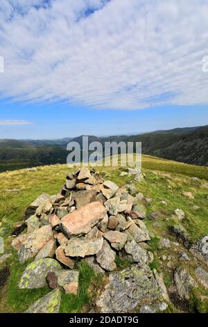 Il Summit Cairn di Middle Dodd Fell, Hartsop Valley, Kirkstone Pass, Lake District National Park, Cumbria, Inghilterra, Regno Unito Middle Dodd Fell è uno dei Foto Stock