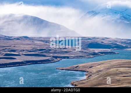 Lago Alexandrina guardando verso le nuvole tempesta sopra il monte Joseph, Tekapo, Nuova Zelanda Foto Stock