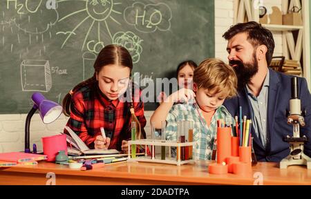 Risultati misurabili. Prodotti per la cura del bambino e lo sviluppo. Il pensiero critico e problem solving. Esperienza e conoscenza. Mentor pilotato afterschool programma. Conoscenze pratiche. Conoscenze di base. Studio hard. Foto Stock