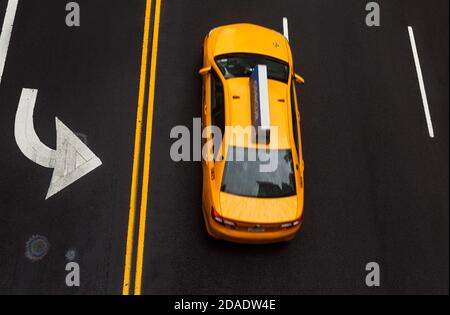 NEW YORK, USA - 03 maggio 2016: Segnaletica stradale su asfalto sulla strada di Manhattan a New York City. La cabina taxi con movimento blured si muove lungo la strada con un Foto Stock