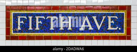 Cartello Mosaic presso la stazione della metropolitana Fifth Avenue a Manhattan Foto Stock