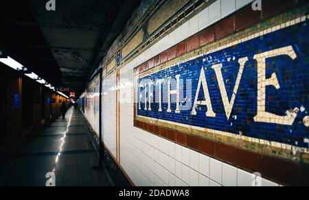 Mosaic segno alla stazione della metropolitana di Fifth Avenue a Manhattan Foto Stock