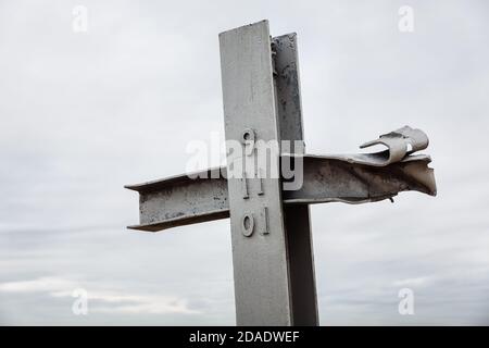 NEW YORK, USA - 29 aprile 2016: Breezy Point 9/11 Memorial, Queens, New York. La piattaforma contiene 29 incisioni di vetro per ciascuno dei membri della comunità persi il 9/ Foto Stock