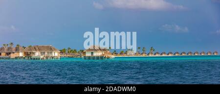 Bungalow sull'acqua sull'isola delle Maldive. Destinazione turistica estiva di lusso. Isola esotica, laguna di mare, ville d'acqua Foto Stock