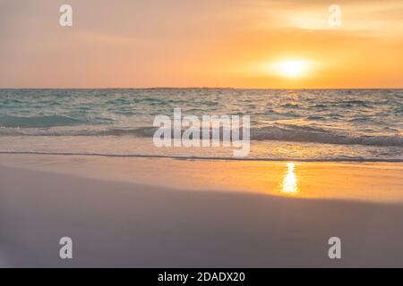 Splendido paesaggio nuvoloso, vista del tramonto all'alba. Calme onde di mare che spruzzi su sabbia morbida, rilassante spiaggia natura, tranquillo paesaggio estivo, ispirare Foto Stock