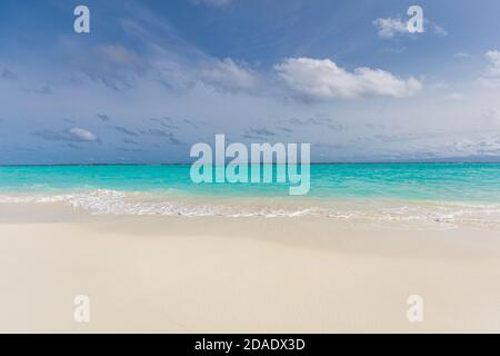 Estate mare belle onde, acqua di mare blu in giornata di sole. Vista dall'alto dal drone. Vista aerea sul mare, incredibile sfondo tropicale della natura. Foto Stock