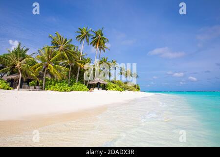 Natura tropicale, paesaggio esotico spiaggia. Isola Paradiso, costa. Calma l'acqua dell'oceano sotto il cielo azzurro. Natura tranquilla Foto Stock