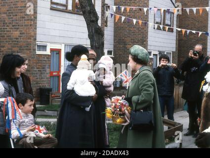 1977, storica, sua Maestà la Regina Elisabetta II che parla con una madre che tiene i suoi bambini al di fuori di una strada del sud-est di Londra durante le celebrazioni di Silver Jubbliee. Foto Stock