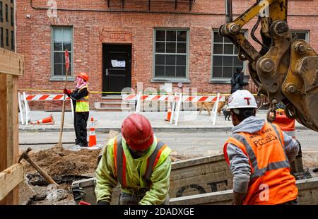NEW YORK, Stati Uniti d'America - 05 maggio 2016: Scena di Manhattan Street. I lavoratori della strada riparano la strada per le strade di New York Foto Stock