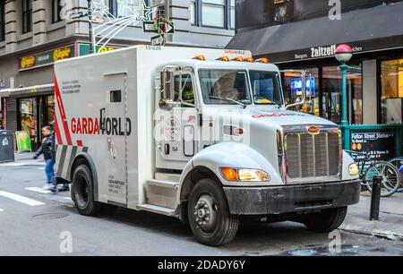 Il Garda World American Truck ha parcheggiato da qualche parte nel centro di Manhattan Foto Stock