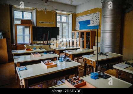 Interno di un vecchio laboratorio di chimica vuoto in una scuola Foto Stock