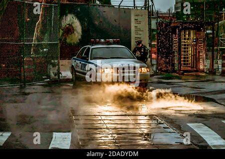 Veicolo di polizia con i suoi fari Shed Light su Steam Cominf delle fogne a Lower Manhattan, New York City, USA Foto Stock