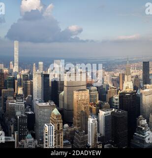 Strade e tetti di Manhattan. New York City Manhattan Midtown vista dall'alto dell'Empire state Building. Vista degli uccelli Foto Stock