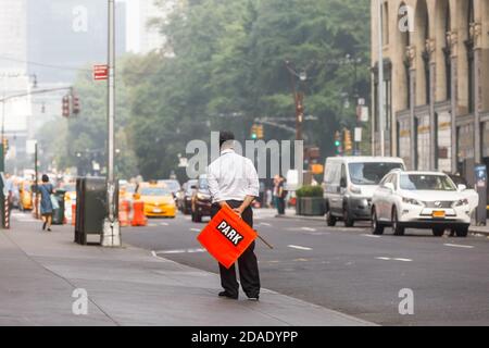 NEW YORK, Stati Uniti d'America - 16 settembre 2017: Scena di Manhattan Street. Cars parker per le strade di Manhattan a New York Foto Stock