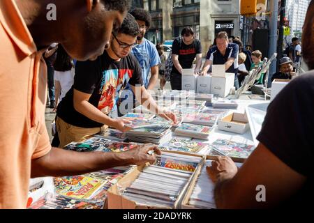 NEW YORK, USA - 16 settembre 2017: Vendita di fumetti di strada a Manhattan a New York City. I giovani scelgono i fumetti Foto Stock