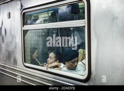 NEW YORK, Stati Uniti d'America - 22 settembre 2017: Metropolitana di New York. Un gruppo di persone nella vetrata della metropolitana. La metropolitana di NYC e' una delle piu' antiche e estese linee di tram pubbliche Foto Stock