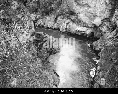 Il fiume Lech vicino alla città bavarese Füssen vicino al alpi montagne in Germania Foto Stock