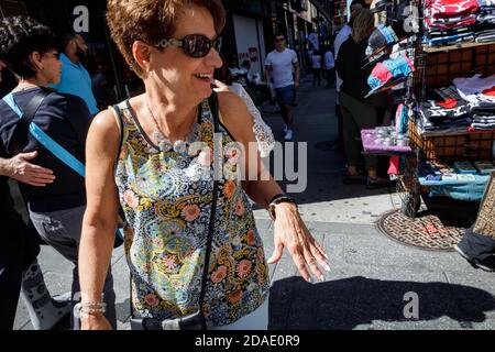 NEW YORK, Stati Uniti d'America - 23 settembre 2017: Scena di Manhattan Street. I newyorkesi e i turisti hanno fretta di lavorare, camminare e rilassarsi su Times Square i. Foto Stock