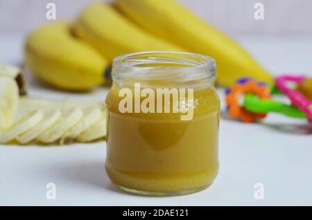 Cibo per bambini, purè di banane patate e banane su sfondo bianco è isolato. Foto Stock