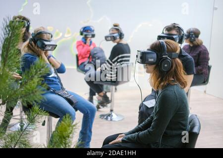 Una stanza con persone immerse nella realtà virtuale. Oculus Rift Gear VR caschi - Mosca, Russia, 12 13 2019 Foto Stock