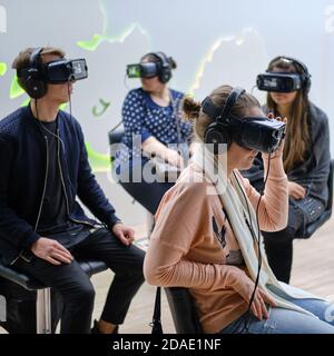 Uomini e donne che indossano il casco per realtà virtuale Oculus Rift Gear VR - Mosca, Russia, 12 13 2019 Foto Stock