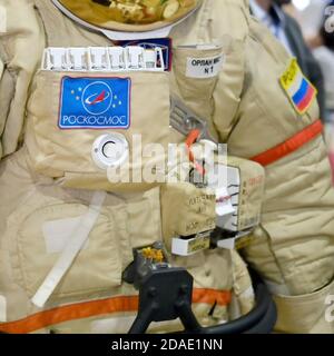 Lo spacesuit di un cosmonauta russo dalla stazione spaziale ISS. Iscrizione del Roscosmo sull'abbigliamento dell'astronauta - Mosca, Russia, 12 13 2019 Foto Stock