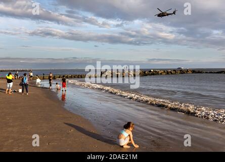 NEW YORK, Stati Uniti d'America - Set 23, 2017: Coney Island Beach a New York City. Un gruppo di persone si riposa sulla spiaggia. Coney Island è ben conosciuta come il sito o Foto Stock