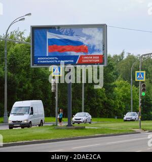 Una strada nella città e un poster che chiede di votare per la Costituzione della Federazione russa - Mosca, Russia, 25 giugno 2020 Foto Stock