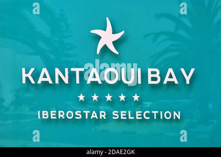 Vista dell'hotel, Kantaoui Bay Iberostar Selection. Fontana di fronte all'hotel e l'iscrizione Kantaoui Bay - Mideast, Tunisia, Sousse, Afric Foto Stock