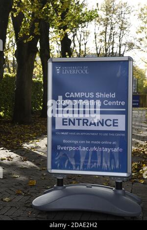 Campus Shield COVID Testing Center signage, nel campus dell'Università di Liverpool, a causa del coronavirus, Covid 19 pandemia 2020. Foto Stock