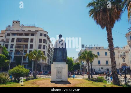 Statua di Ibn Khaldoun in Piazza Indipendenza a Tunisi. Monumento filosofo arabo musulmano, storico, pensatore sociale - Tunisi, Tunisa - 06 18 2019 Foto Stock