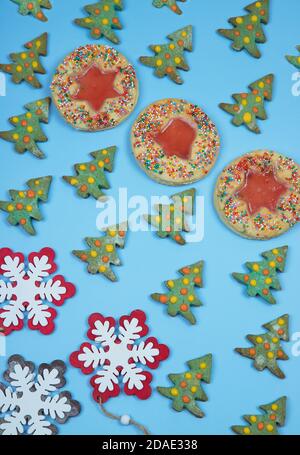 Biscotti di Natale fatti in casa alberi di Natale e anelli con glassa e. Sono state allestite decorazioni natalizie sotto forma di fiocchi di neve in un modello su un Foto Stock