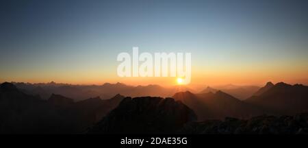 Splendido tramonto o Alba sopra le montagne con cielo limpido. Alpi, Allgau, Baviera, Germania. Foto Stock