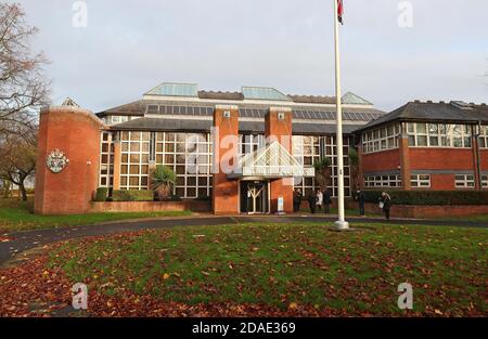 Warrington Magistrates' Court, Cheshire, prima di un'audizione nel caso dell'infermiera Lucy Letby, accusata di otto casi di omicidio e di 10 di tentato omicidio a seguito di un'indagine sulle morti infantili presso la contessa di Chester Hospital unità neonatale tra giugno 2015 e giugno 2016. Foto Stock