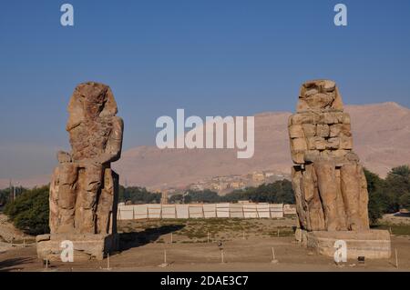 Colossi di Memnon alla Necropoli di Teban, Luxor, Egitto Foto Stock