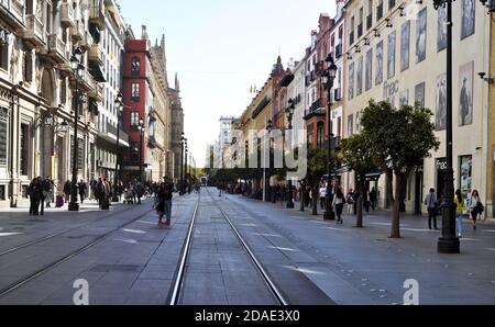 SIVIGLIA, SPAGNA - 14 novembre 2018: Foto di persone in diverse attività nel centro di Siviglia Foto Stock