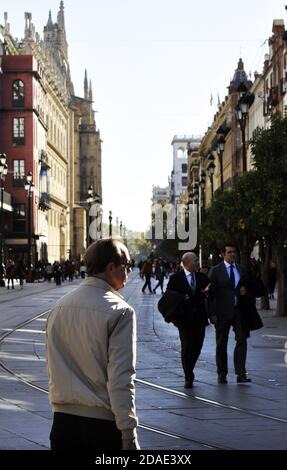 SIVIGLIA, SPAGNA - 14 novembre 2018: Foto di persone in diverse attività nel centro di Siviglia Foto Stock