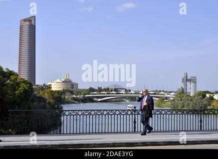 SIVIGLIA, SPAGNA - 14 novembre 2018: Foto di persone in diverse attività nel centro di Siviglia Foto Stock