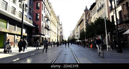 SIVIGLIA, SPAGNA - 14 novembre 2018: Foto di persone in diverse attività nel centro di Siviglia Foto Stock