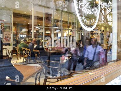 SIVIGLIA, SPAGNA - 14 novembre 2018: Foto di persone in diverse attività nel centro di Siviglia Foto Stock