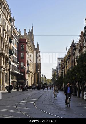 SIVIGLIA, SPAGNA - 14 novembre 2018: Foto di persone in diverse attività nel centro di Siviglia Foto Stock