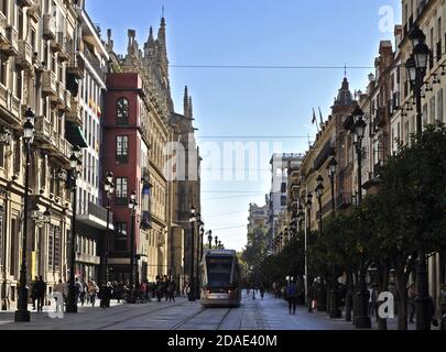 SIVIGLIA, SPAGNA - 14 novembre 2018: Foto di persone in diverse attività nel centro di Siviglia Foto Stock